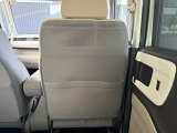 運転席シートバックには、容量の異なるマルチポケットを装備!散らかりがちな後席の整理整頓にお使いいただけます♪