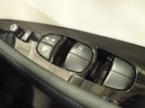パワーウインドウスイッチ★電動格納機能付きで運転席からドアミラーの角度が調整可能です。電動格納機能付きです♪