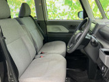 落ち着いた色合いのシートが、上質な空間を演出します。運転席からの視界も広く、快適なドライブを楽しめます。座り心地も良好です。