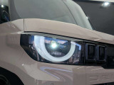 デリカミニの象徴的な半円形のLEDデイタイムランニングランプ。親しみやすさとSUVらしい力強さを表現した、個性的な表情が魅力です。夜間の視認性も高く、安全性とデザイン性を両立しています。