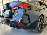 どっしりとしたバンパー下部のデザインはBMWの高級感を際立たせると共にスポーティーさを演出しております。