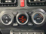 【オートエアコン】一度お好みの温度に設定すれば、車内の温度を検知し風量や温度を自動で調整。暑い&hellip;寒い&hellip;と何度もスイッチ操作をする必要はありません。快適な車内空間には必須の機能ですね♪