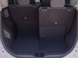 多彩なシートアレンジが可能な5:5分割可倒式リヤシート。