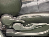 運転手の体格に合わせて,運転席の座面の高さ調整ができるシートリフターが付いてます