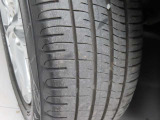 タイヤサイズは「215/60R15」になります。タイヤの溝は約5mm残っています。