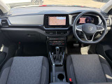 メーターとナビゲーションを同じ高さに配置した水平基調のデザイン。視線移動が少なく、直感的に使える優れた操作性を実現しています。