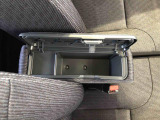センターアームレスト付きで運転中も腕が楽々!