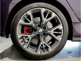 【BMWアロイホイル】軽量かつ強度に拘ったアロイホイル。走行性能ポテンシャルを引き出す設計。車の足元を引き締めてくれる大きなポイントはアロイホイルです。