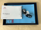 メンテナンスノート【点検整備記録簿・保証書】、取説も揃ってます。スマートキーはバッグなどにしまったままボタン操作でエンジン始動・停止やハイブリッドシステムの起動や停止ができて大変便利です
