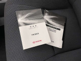 メンテナンスノート、取扱説明書ですね。 車の情報が凝縮されています。 車の整備記録が記載されている大事な物ですよ。