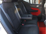 ISOFIXアタッチメント(リア左右2席)チャイルドシート取り付けできます。