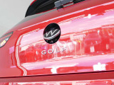 リヤビューカメラで駐車をサポート。バックカメラも見やすく、格納式なので天候に左右されません。(中央エンブレムの中にカメラ内蔵)
