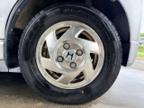 145/80R12ノーマルタイヤ装着車♪各種アルミホイールや、スタッドレスタイヤも取扱いしております。是非ご相談ください♪