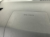 【助手席エアバッグ】SRSエアバッグとはシートベルトの働きを補助して衝突した時に乗員の衝撃を軽減するシートベルト併用式エアバッグ。前面衝突時に瞬時に膨らみ、頭部と胸部の衝撃を軽減します。