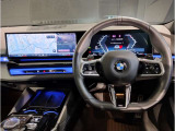 BMWのステアリングはドライバーと車体が一体感に感じれるような操作性を実現しております。また、握りやすさや操作性を向上するためにスイッチ類も配置されております。