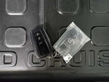 キーを取り出さずにドアを施錠&解錠。クルマの始動も可能です。
