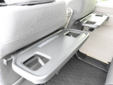 ★シートバックテーブル★おでかけの合間の休憩に便利なテーブルを運転席と助手席の背面に。ちょっとした食べ物と、ペットボトルを2本置けます!