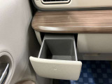【助手席ドリンクホルダー】使いやすさに配慮したドリンクホルダー