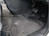 運転席フロア。体格を問わず心地よいドライビングポジションがとれるよう各ペダルが配置されています!