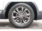 純正のアルミホイールが足元を飾ります!タイヤサイズは235/60R18でございます。