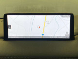 ワイドセンターディスプレイ。高精細な地図表示で視認性に優れ、運転中でも瞬時にルートを確認可能。先進的なインフォテインメントが快適でストレスのないドライブをサポートします。