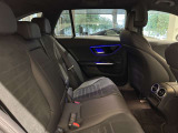 メルセデスのシートは少し硬めになっております。長時間の運転の際、適度な反発があることでお尻や腰の負担を減らす効果が御座います。