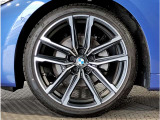 BMWの純正アロイホイールは軽量かつ強度にも優れているホイールで走行性能を引き上げる設計になっております。足元にもBMWは妥協がなくこだわっている個所になります。