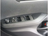 パワーウィンドウのスイッチです。車種によっては鍵のロック・アンロックに連動してミラーが開閉する「オートリトラクタブルミラー」も装備!
