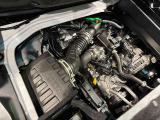運転席側シートの下にはメンテナンスホール。エンジンルーム内は専任スタッフによってクリーニング済。
