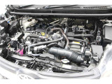 エンジンルームの樹脂部分は丁寧に磨いてツヤをだしています。当社の中古車のエンジンルームクリーニングはとても自信があります★