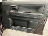 【運転席ドア】ドリンクホルダーと収納ポケットがあります。