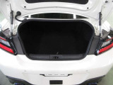 後席の背もたれを倒せば18インチのタイヤ4本とヘルメット、工具などを無理なくおさめることができ、後席背もたれは一体可倒式で、荷室/室内のいずれからも倒すことができます。
