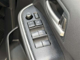 【パワーウィンドウ集中スイッチ】運転席のパワーウィンドスイッチ位置には運転以外の窓の開閉・ロック機能も付いています
