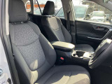 運転中の疲れも軽減!身体を包み込むような形状でホールド感のあるシート。しっかりと支えてくれるので長時間の運転も快適ですね。
