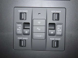 スマートキーや運転席のスイッチで後席両側スライドドアの開閉が可能♪電動だから力を入れてドアを開ける必要が無く、小さなお子様でも簡単に開け閉めでき快適です♪