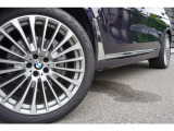 専用22インチ・アルミホイール:バイカラー・ホイールを装着。足元を精悍に引き締め、BMWらしいダイレクトなハンドリングを支えます。
