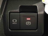 指先だけで簡単に操作が可能な電動パーキングブレーキを採用。「HOLD」スイッチを押すと、渋滞や信号待ちなどでブレーキペダルから足を離しても、ブレーキを保持するので安心です