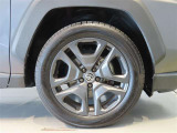 純正のアルミホイール装着車です。タイヤサイズは235/55R19です。