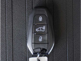 【スマートキー】鍵を持ってお車のプッシュスタートボタンを押すだけでエンジンが始動します。ドアの施錠もボタンを押すだけです。
