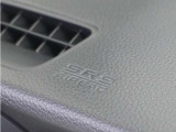 ◆助手席エアバッグ◆SRSエアバッグは、シートベルトだけでは防ぎきれない衝突時の衝撃から乗員を守るための安全装置。衝突時に瞬時に膨らみ、頭部や胸部がダッシュボードに直接衝突するのを防ぎます。