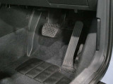 アクセルペダルは微妙なコントロールがしやすく、長距離でも疲労が少ないオルガン式ペダルです。