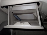 大型のグローBOXが装備されています。よく使うアイテムの収納に便利です、欲しい時にすぐに取り出せます♪