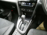 「AUTO」スイッチで車内の温度を一定に保ってくれるオートエアコン。快適装備の代名詞。もちろんマニュアル操作も可能ですよ。電動パーキングブレーキやブレーキホールドが付いています。