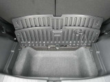 ラゲッジアンダーボックス:普段使わない物や外から見られたくない荷物を入れられます。