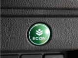 ◆ECONスイッチ(ECONモード)◆エンジンやエアコンといった、クルマ全体の動きを燃費優先で自動制御するECONモード。空調など快適性を優先したいときは、スイッチを押してOFFにできます。