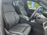 【コックピットシート】BMW車の主役席。車体中央にくる様に配置し車両重心とが一致する事でドライバーと車との一体感あるドライビングを実現。人間工学に基づき形成した形状が長時間のドライブ疲労も軽減します!