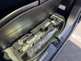荷室下には、工具やパンク修理キットが収納されています。