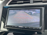 【バックカメラ】運転が苦手な方も車庫入れラクラク。ギアをリバースに入れれば自動的に切り換わりますので、面倒な操作は不要です。狭い駐車場も大切なお車を傷つけず安心です。