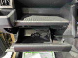 専用のエンジンクリーナーで全体に噴霧し汚れを浮かします。ボンネット裏などの汚れを中心にブラシがけを行い、洗浄しエアブローで仕上げております。