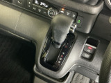 【電子制御パーキングブレーキ】指先で操作が簡単。スイッチを引くだけでパーキングブレーキの操作が可能です。